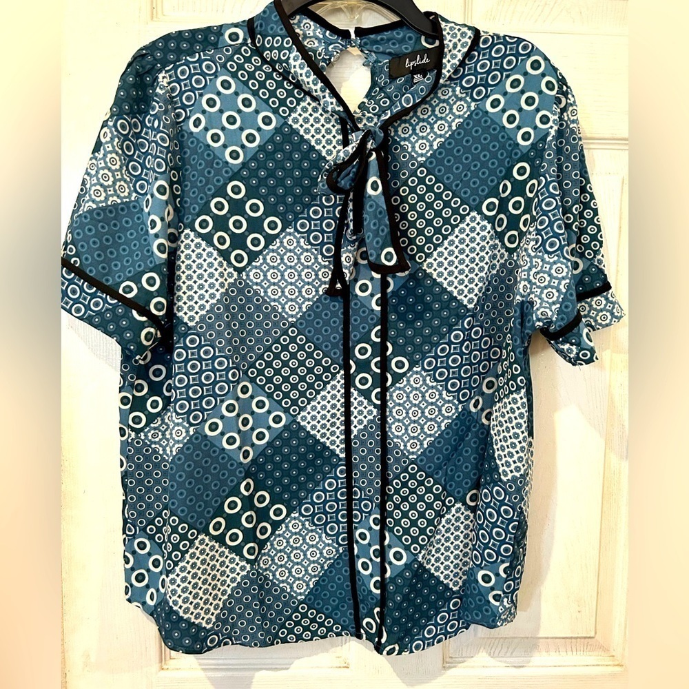 NWOT Lipslide Teal/White/Black Tie Front